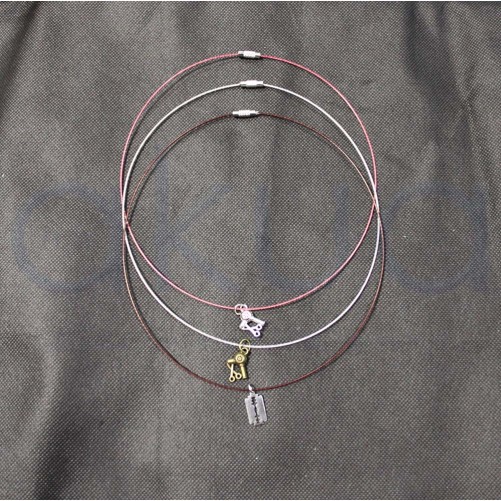 Gargantilla con abalorio